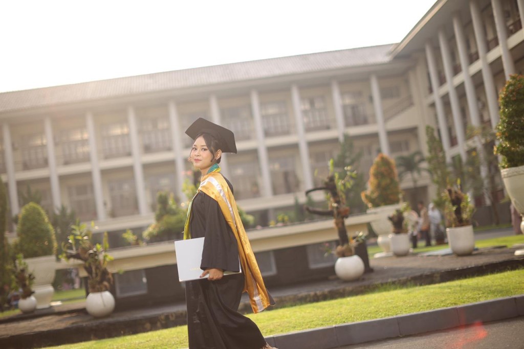 Sudah Bertitel S2 di Usia 22 tahun, Amanda Eka Lupita Raih Predikat Lulusan Termuda UGM 